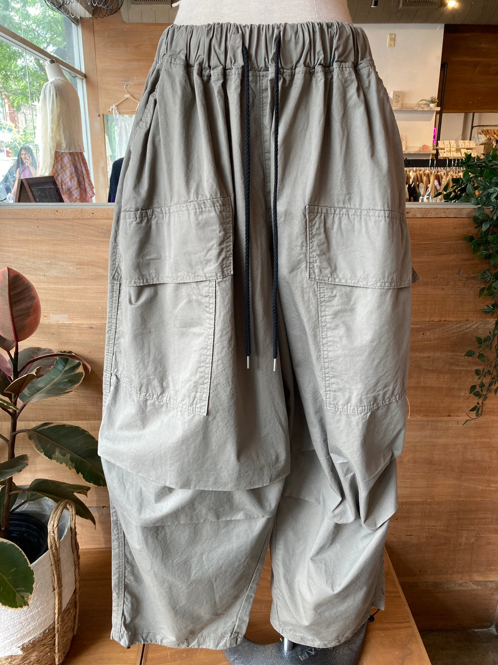 Basket over balloon pants