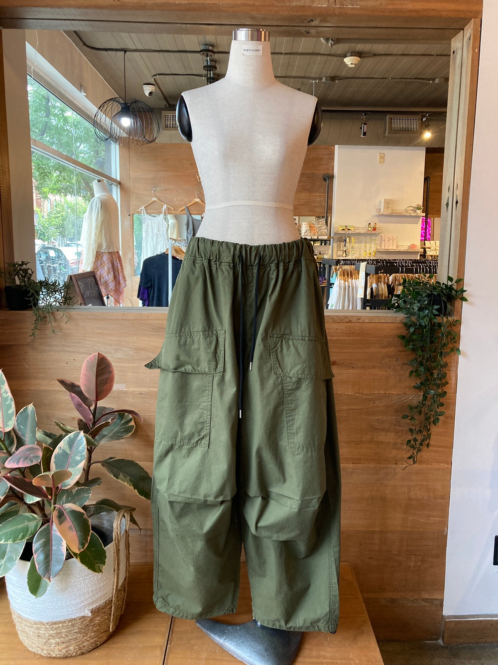 Basket over balloon pants