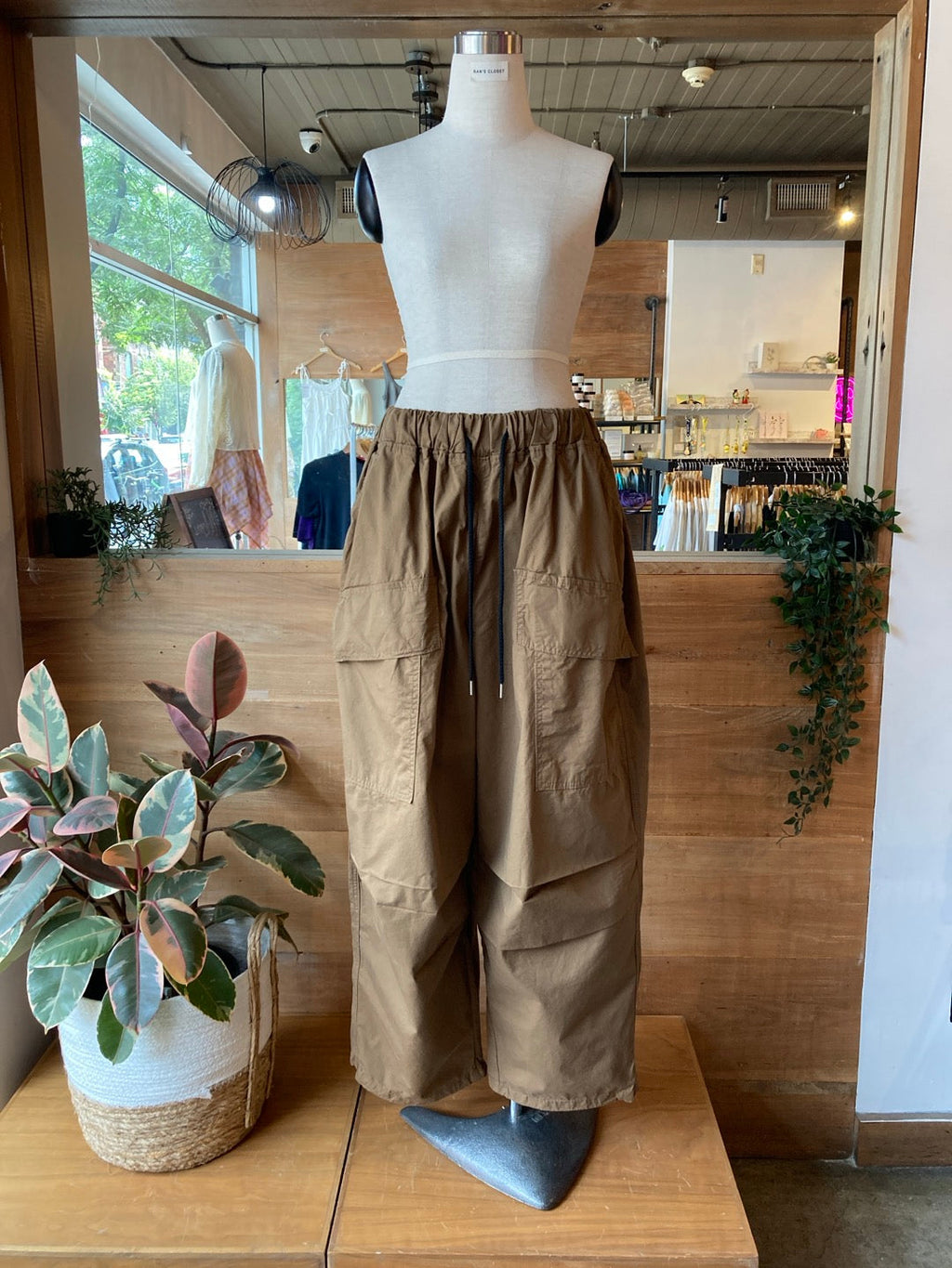 Basket over balloon pants