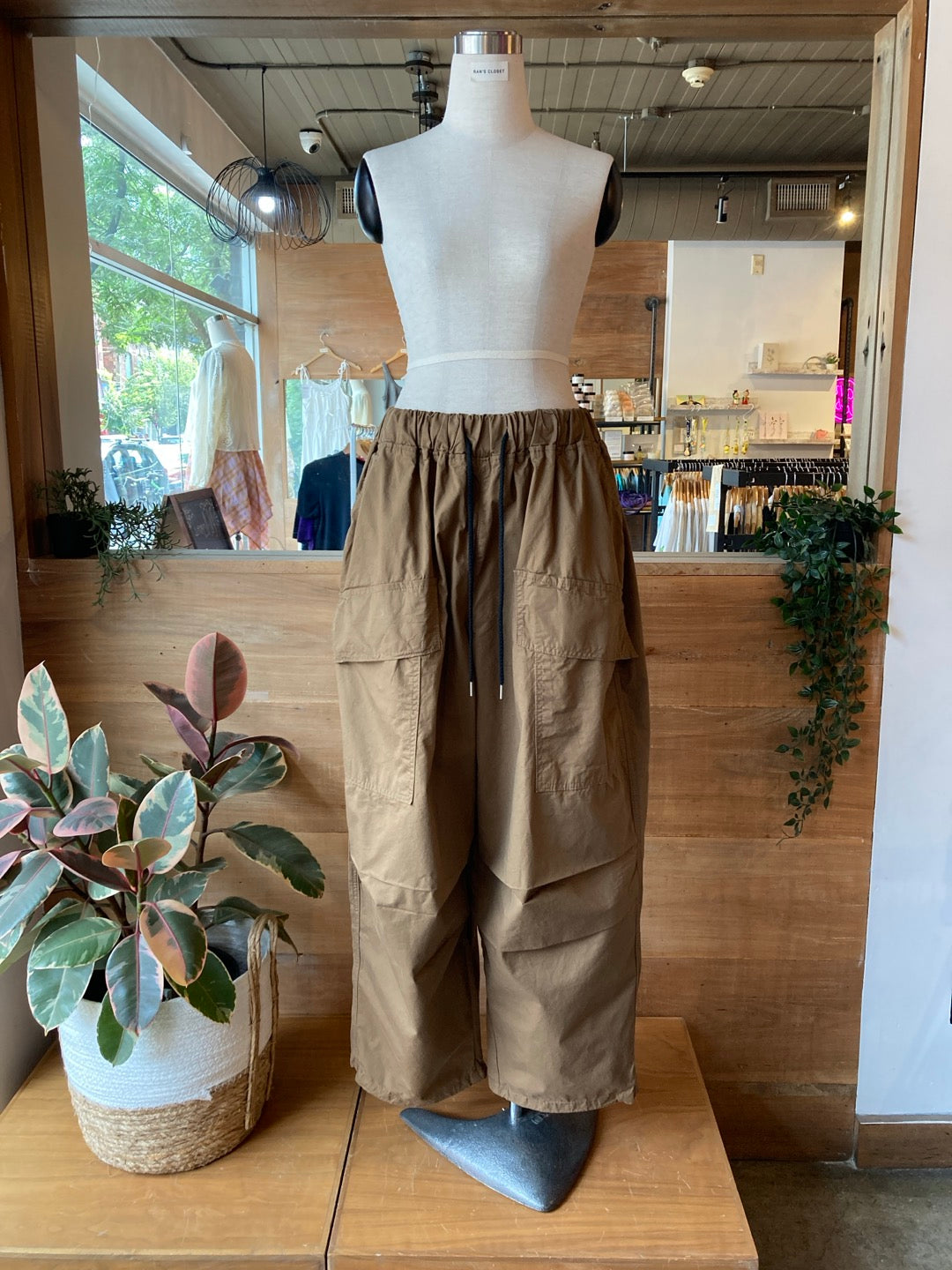 Basket over balloon pants