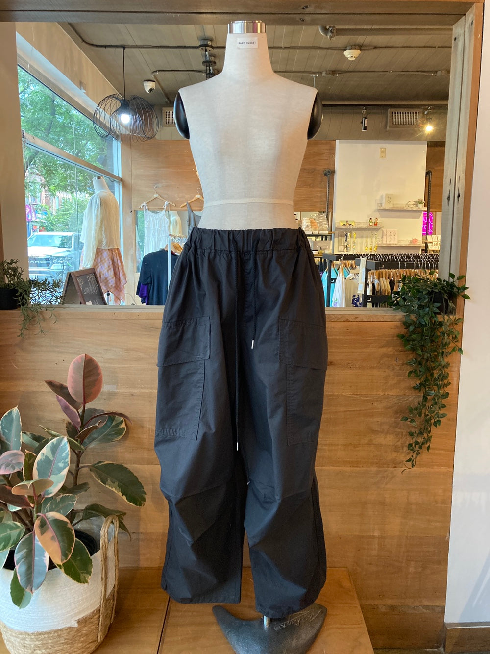 Basket over balloon pants