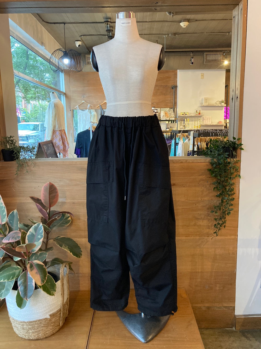 Basket over balloon pants