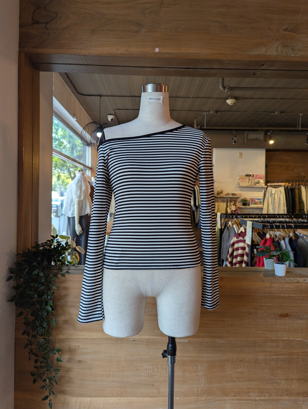 Off Shoulder staple long-sleeve