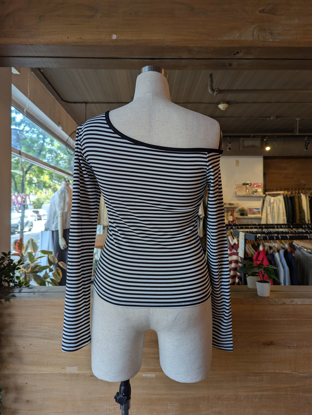 Off Shoulder staple long-sleeve