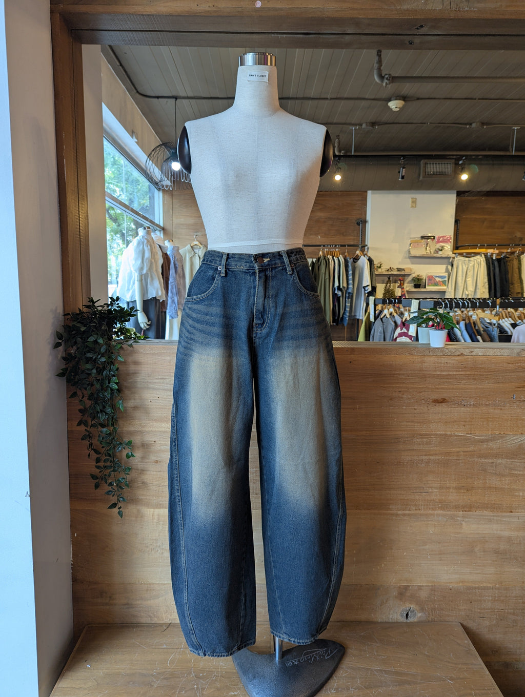 Barrel Fit Jeans **
