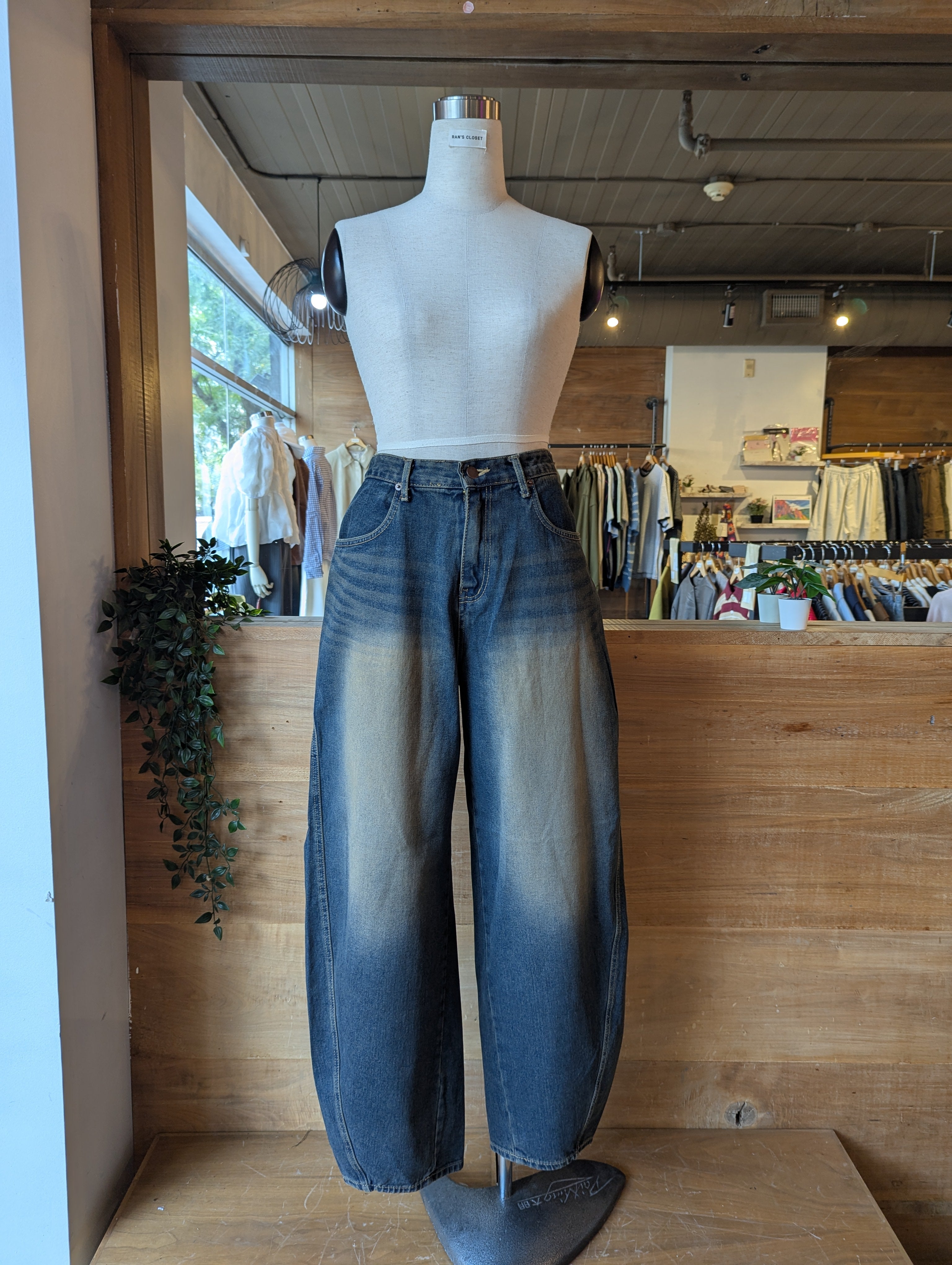 Barrel Fit Jeans **