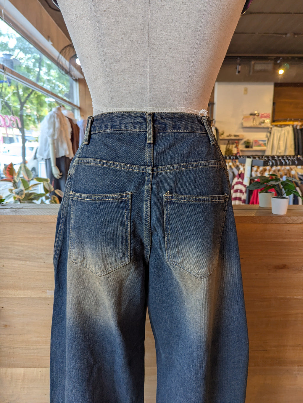 Barrel Fit Jeans **