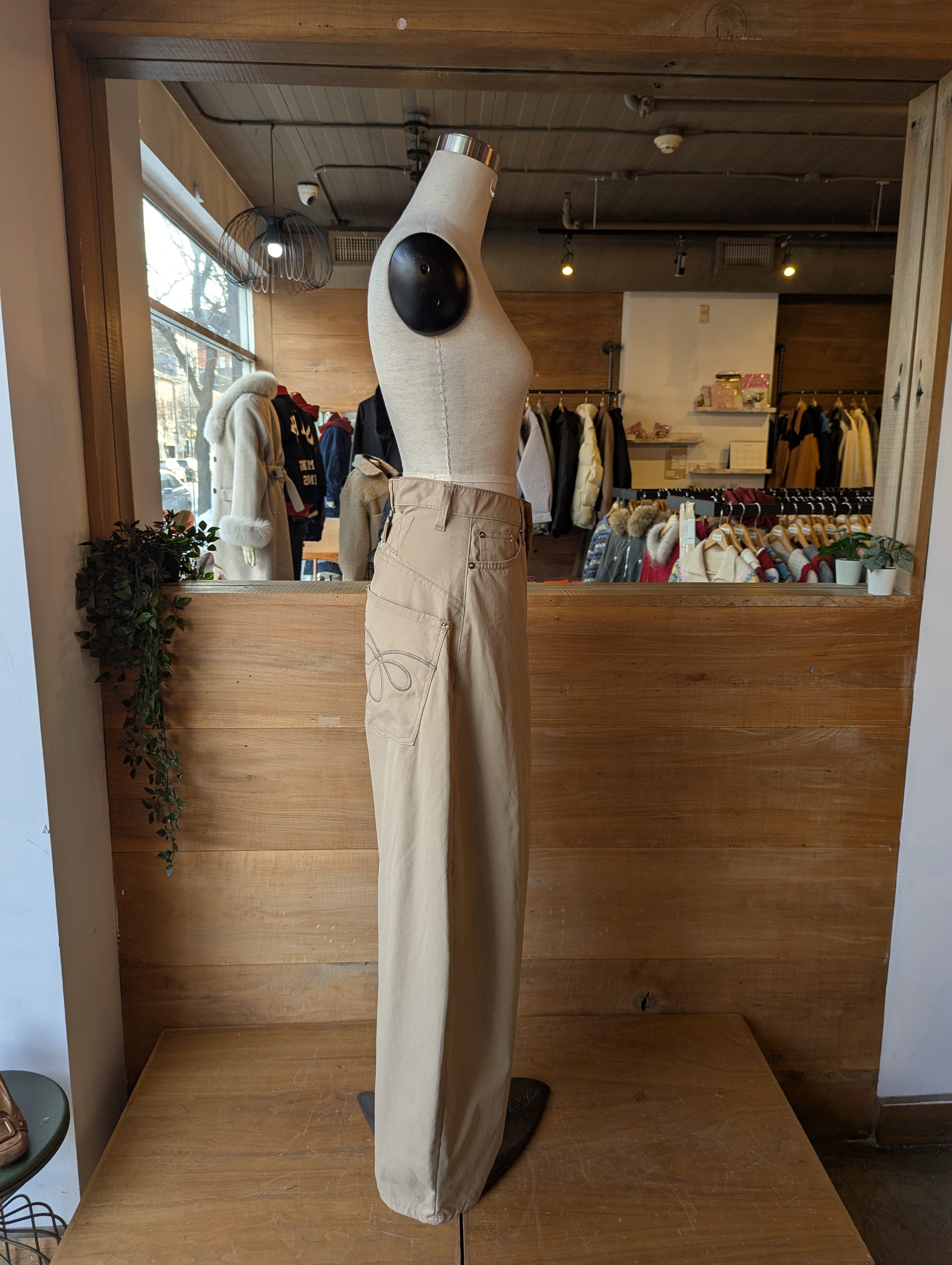 Embroidered pocket barrel Pants