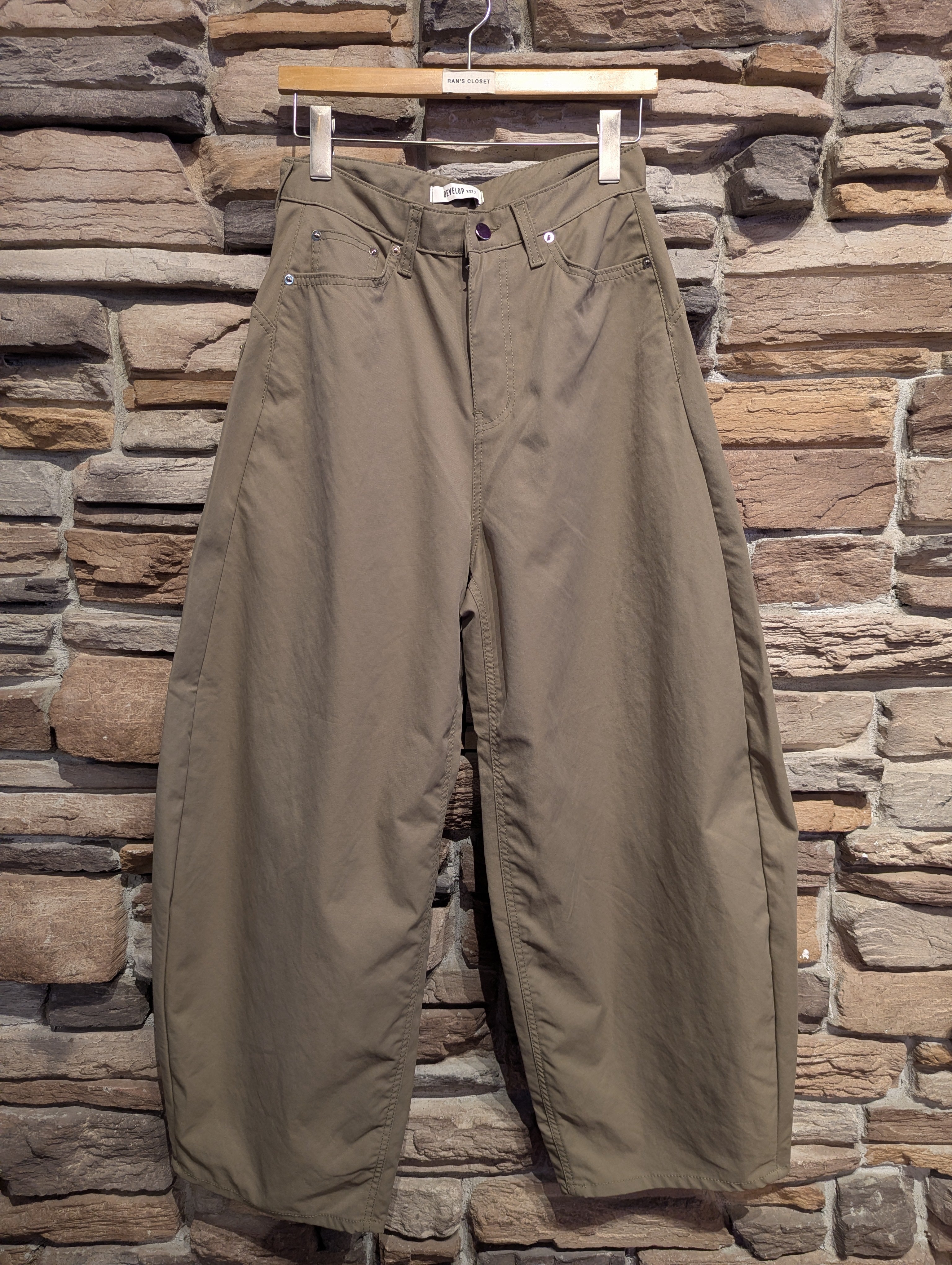 Embroidered pocket barrel Pants