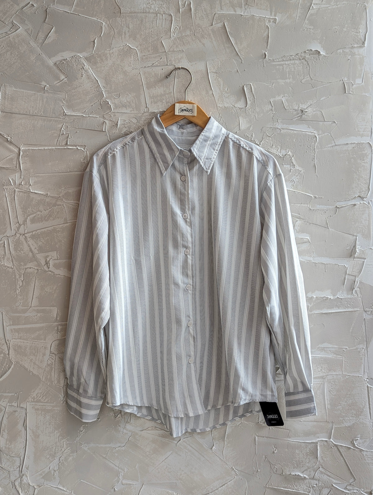 Muted lines button up