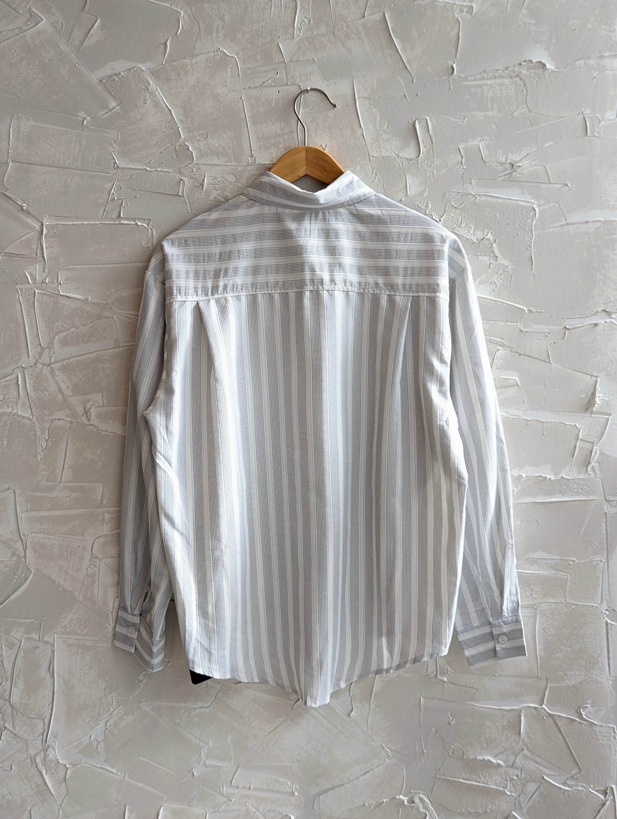 Muted lines button up